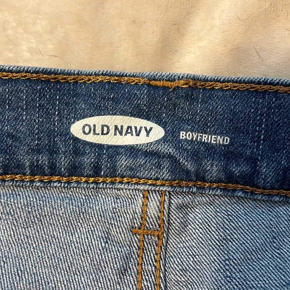 Old Navy Mid-Rise Ripped Cut-Off Boyfriend Jean Shorts ~ Size 10 - Picture 5 of 7